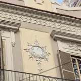Dalla forma rotonda, � incastonata in una raffinata cornice floreale dal gusto baroccheggiante